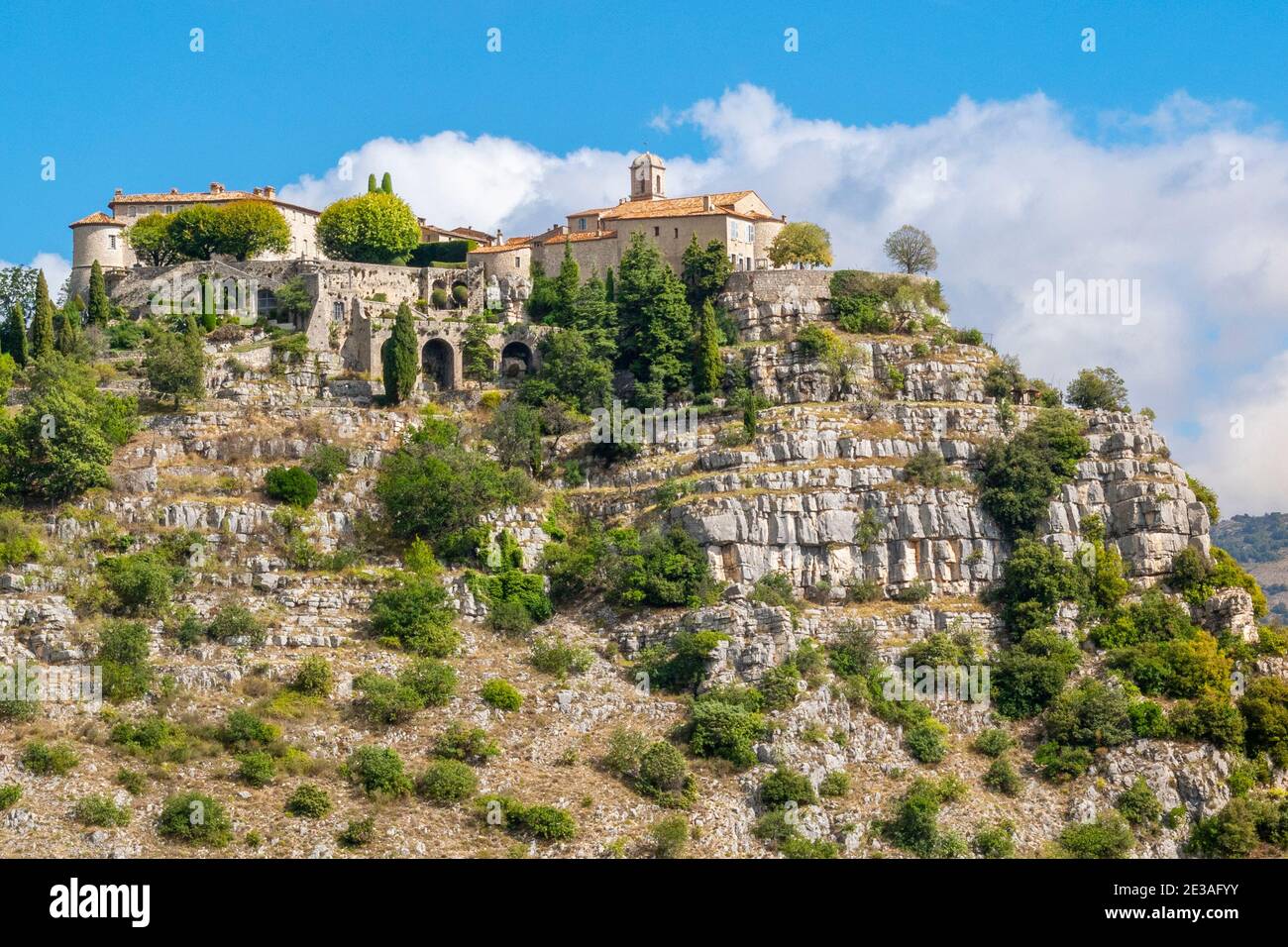 Nahaufnahme des malerischen, mittelalterlichen, auf einem Hügel gelegenen Dorfes Gourdon, Frankreich, hoch auf einem Berg in der Region Maritimes Provence Alpen. Stockfoto