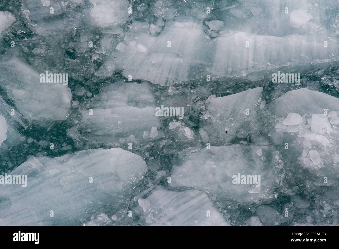 Große Eisstücke schwimmen im Wasser Stockfoto