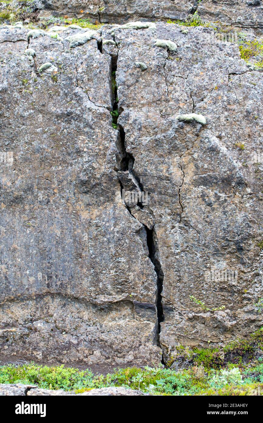 Rock geteilt in der Mitte durch großen Riss Stockfoto