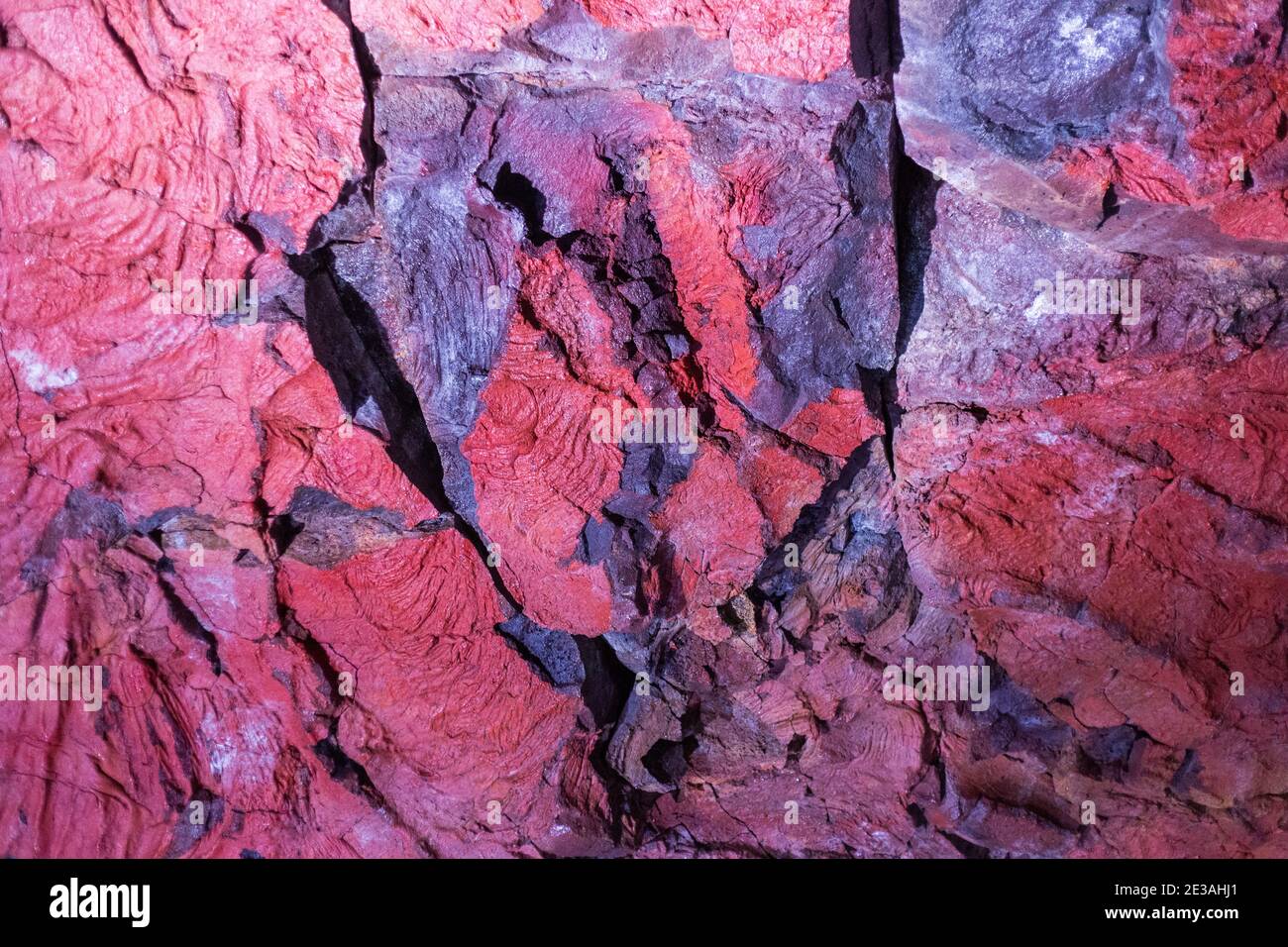 Rote Steinmuster im Lavatunnel Stockfoto