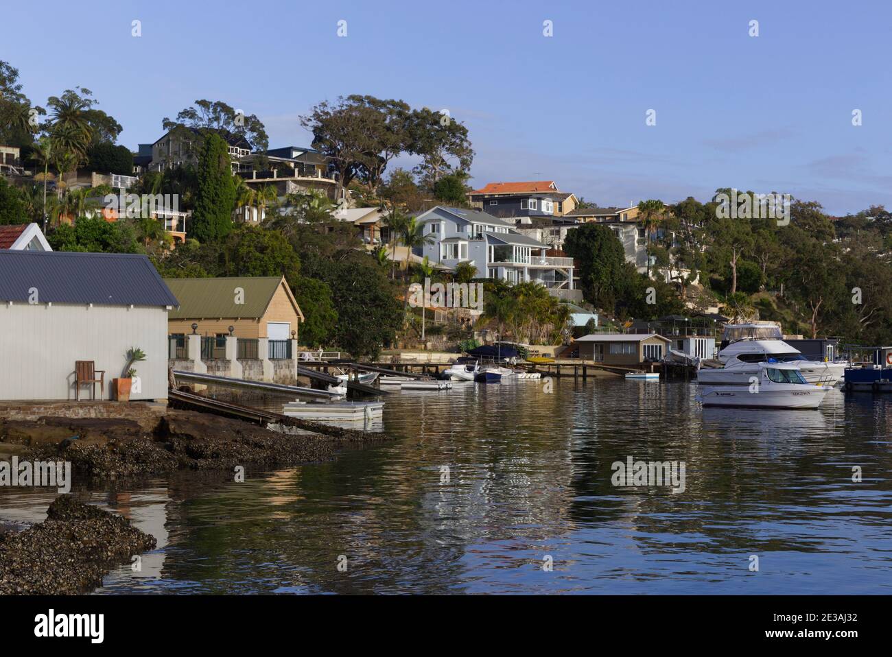 Häuser am Wasser mit privaten Anlegestegen in Dolans Bay und am Wasser Vorort am Port Hacking Sutherland Shire Sydney Australien Stockfoto