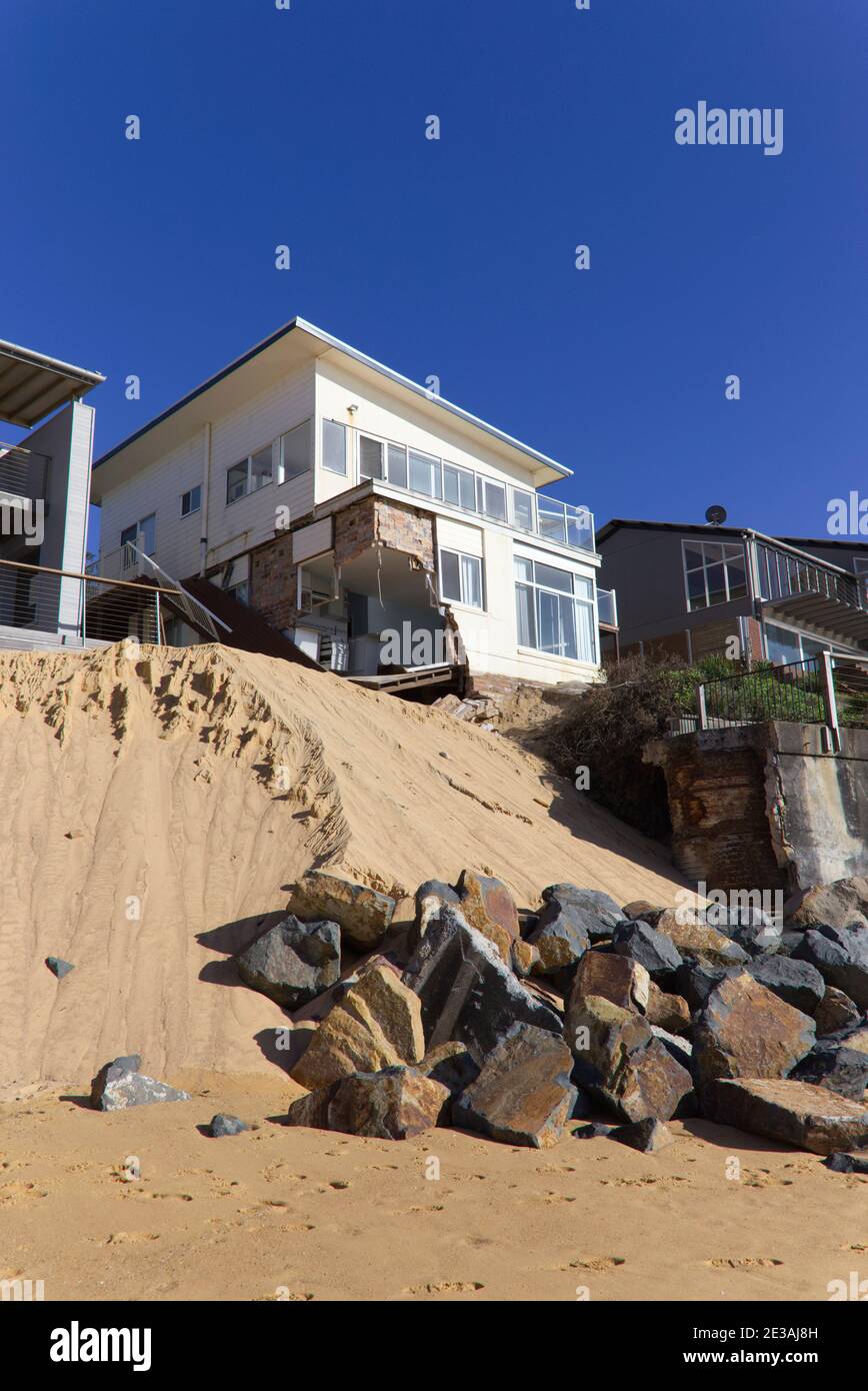 Stranderosion verursacht Schäden an Häusern am Strand von Wamberal Nahe Terrigal an der Central Coast von NSW Australia Stockfoto