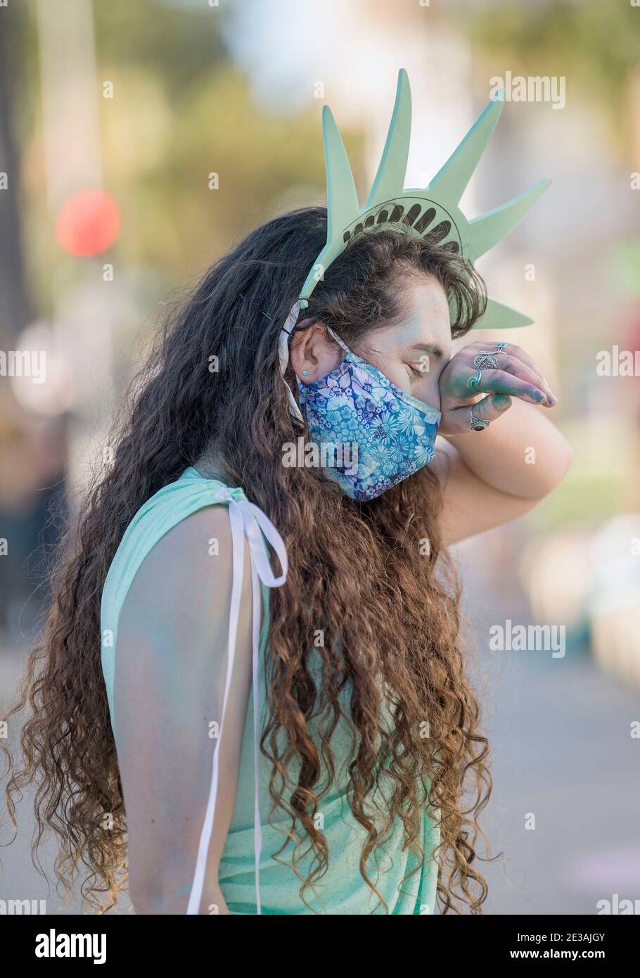 Santa Barbara, Kalifornien, USA. Januar 2021. JULIA BICKFORD, gekleidet als Lady Liberty bei einer Defend Democracy Kundgebung, ist von Emotionen überwältigt, wenn sie den Aufstand am 6. Januar im US-Kapitol diskutiert. Quelle: PJ Heller/ZUMA Wire/Alamy Live News Stockfoto