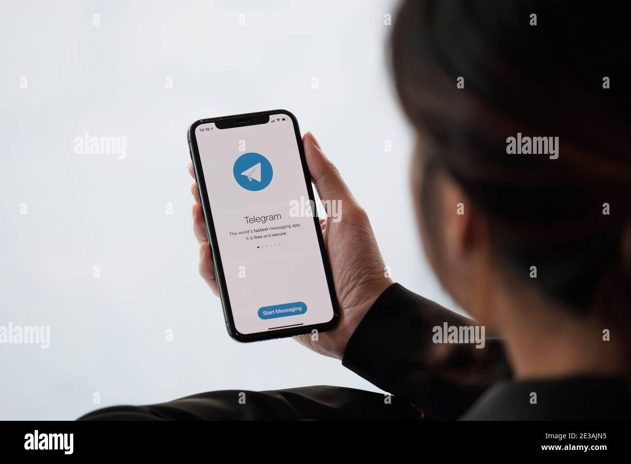 CHIANG MAI, THAILAND, JAN 18, 2021 : Frau Hand hält iPhone 12 mit Social-Networking-Service Telegram auf dem Bildschirm. IPhone 12 wurde erstellt und Stockfoto