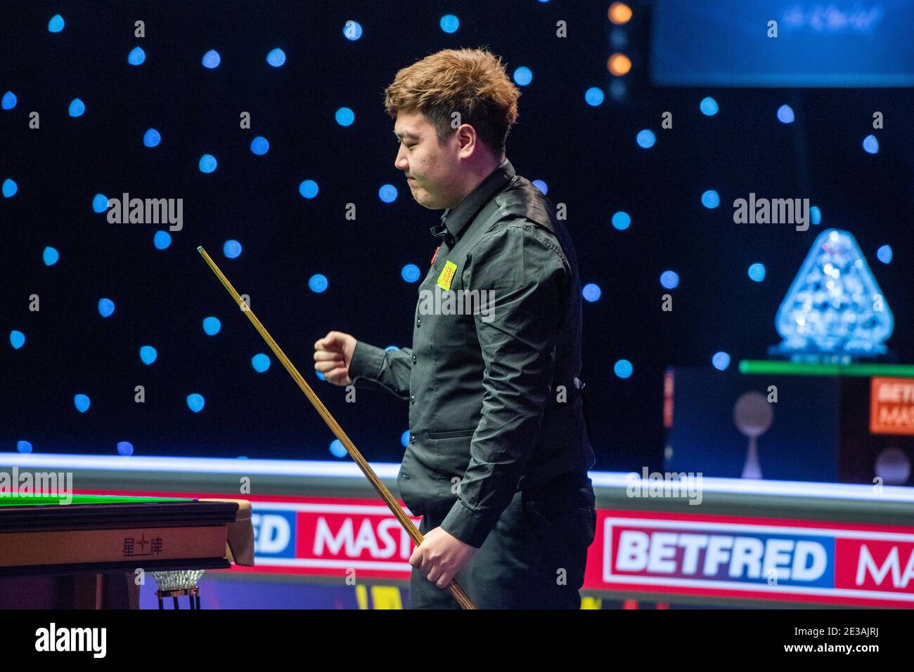 Milton Keynes, Großbritannien. Januar 2021. Chinas Yan Bingtao feiert im Finale mit Schottlands John Higgins beim Snooker Masters in Milton Keynes, Großbritannien, am 17