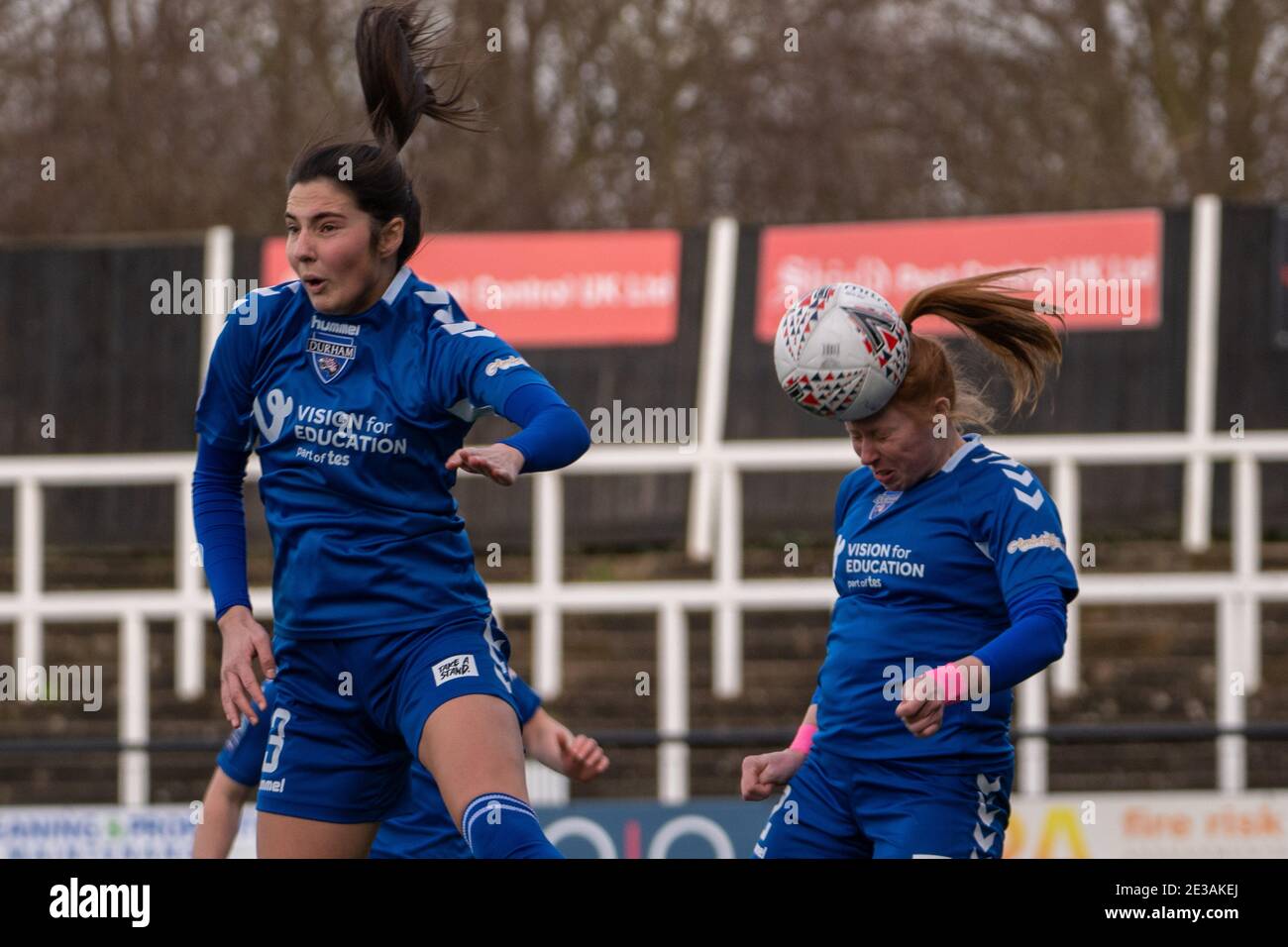 Kathryn Hill (#2 Durham) räumt den Ball während des FA Women’s Championship Matches zwischen Crystal Palace und Durham in Hayes Lane in Bromley. Stockfoto