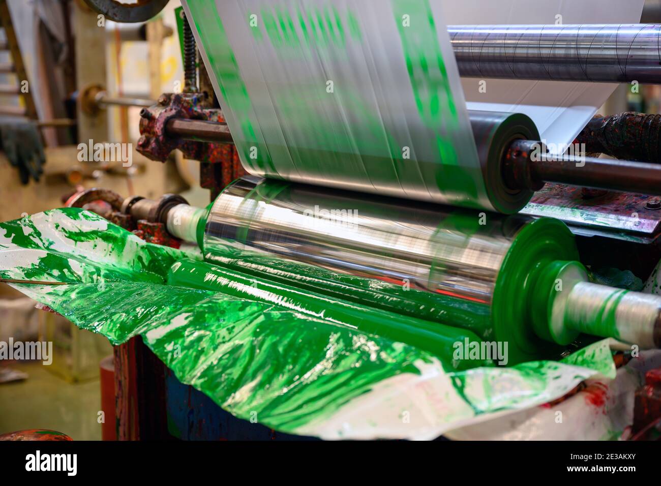 Tiefdruck-Plastikbeutel-Druckmaschinen arbeiten mit einer hohen Geschwindigkeit, um Bilder mit Farbe in der Fabrik zu drucken. Stockfoto