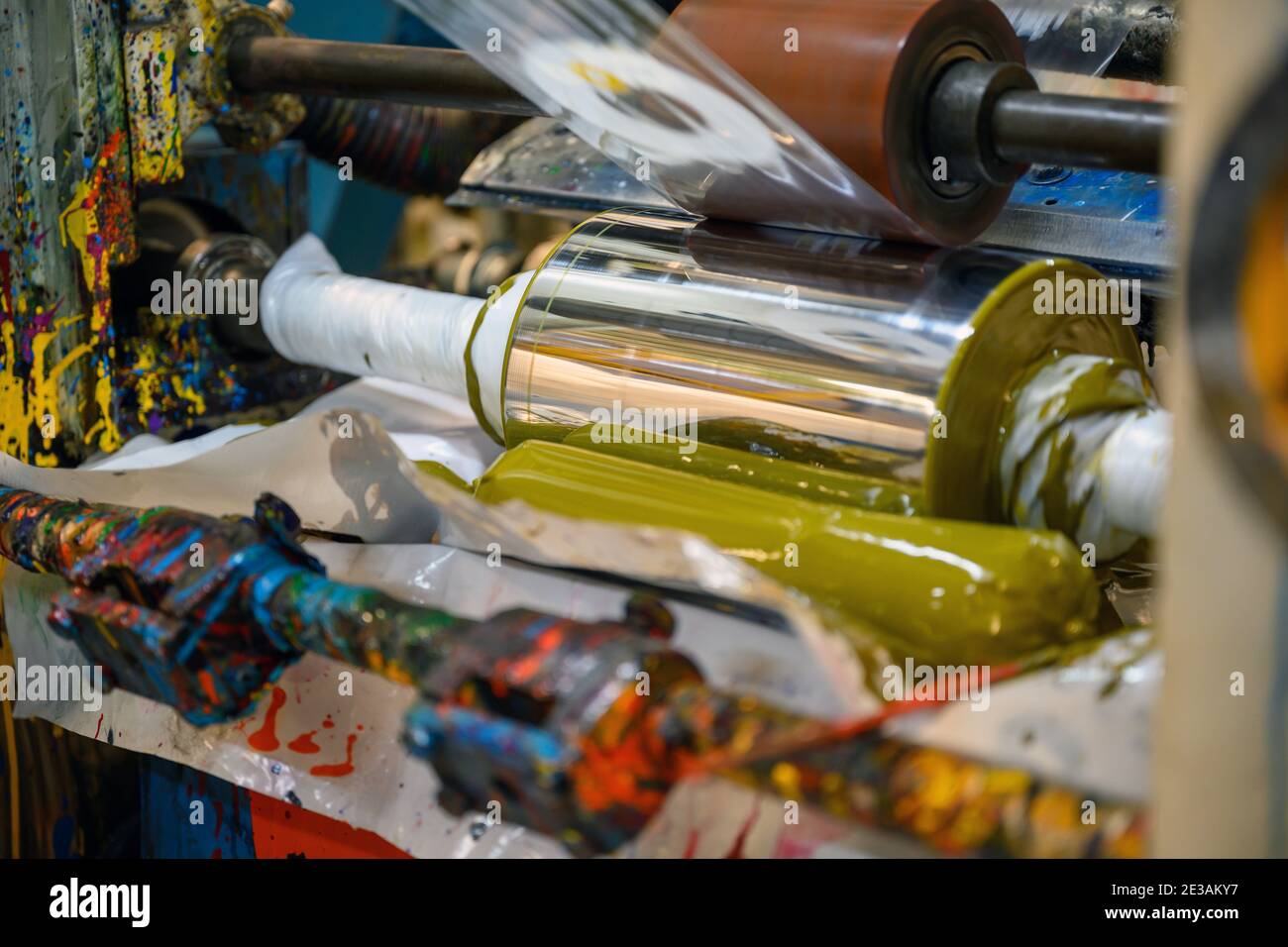 Tiefdruck-Plastikbeutel-Druckmaschinen arbeiten mit einer hohen Geschwindigkeit, um Bilder mit Farbe in der Fabrik zu drucken. Stockfoto