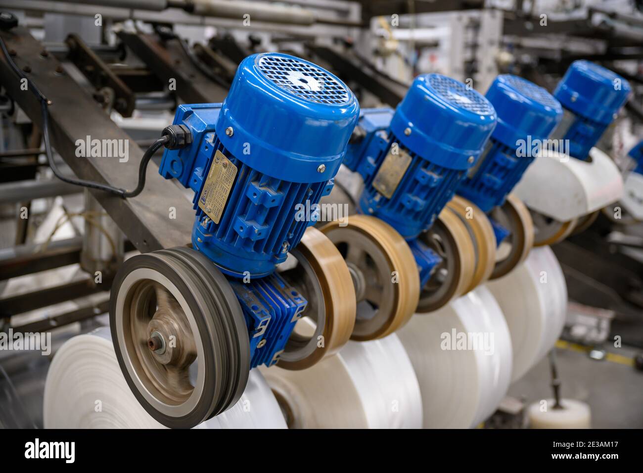 Motorsteuersätze, um Kunststofffolien in die Maschine zu schicken, um eine Einkaufstasche zu produzieren. Im Konzept der Rettung der Welt und der Umwelt. Stockfoto