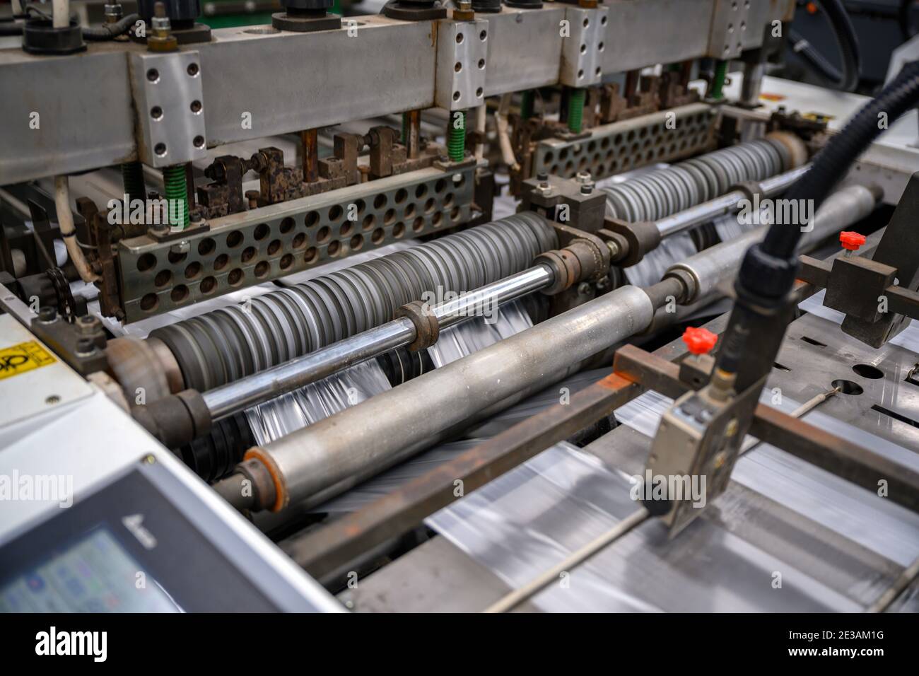 Einkaufstüte, die Maschine mit Heißsiegelung und High-Speed-Taschen machen, arbeiten. Es wird lange verwendet und hat einen alten Zustand. Im Konzept von Speichern Stockfoto