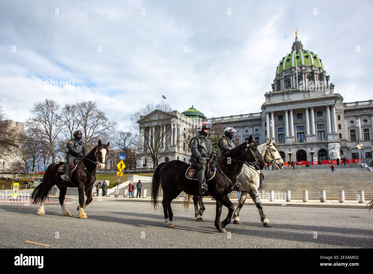 Pennsylvania STATEL Police Troopers zu Pferd Patrouille vor dem Pennsylvania State Capitol in Harrisburg, Pennsylvania am 17. Januar 2021. (Foto von Paul Weaver/Sipa USA) Quelle: SIPA USA/Alamy Live News Stockfoto