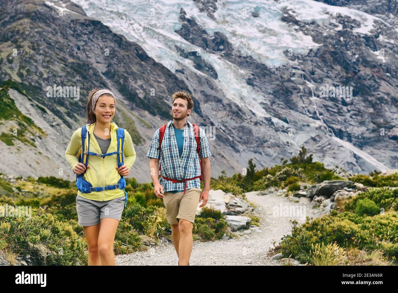 Wandern Reisen Wanderer Menschen Trampen in Neuseeland Berge Naturlehrpfad. Rucksacktouristen Paar auf Mount Cook / Aoraki Hooker Valley Track Rucksacktouristen Stockfoto