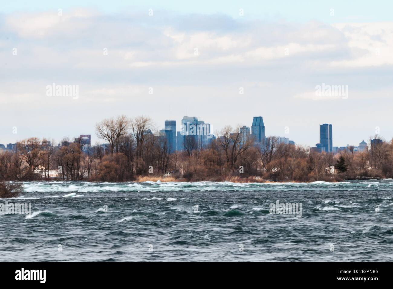 Blick auf die Innenstadt von Montreal von South-Shore und Saint-Laurent River in Winter Stockfoto