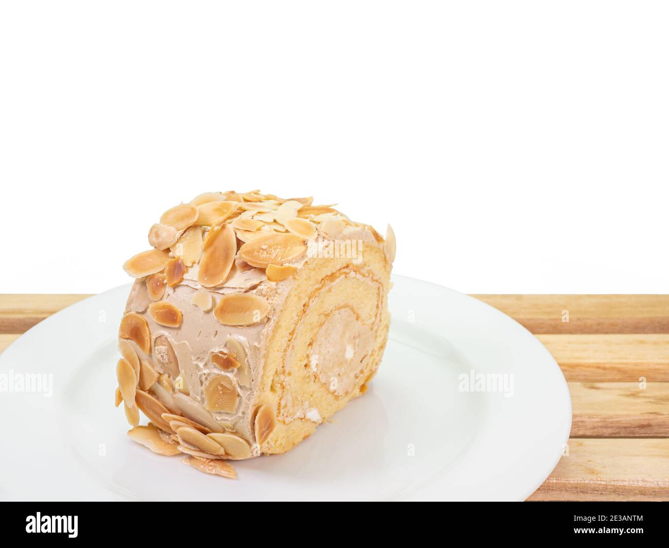 Die Nahaufnahme von köstlichen hausgemachten Mandel-Sahne-Brötchen Kuchen Bäckerei Dessert Essen auf Holzbrett auf weißem Hintergrund. Stockfoto