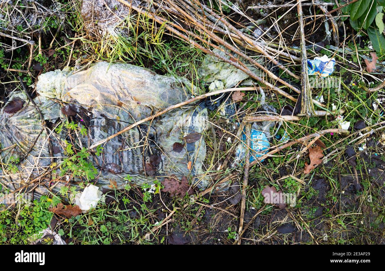 Oerrel, Deutschland. Januar 2021. Illegal entsorgten Müll liegt in einem bewaldeten Gebiet. Illegale Abfallentsorgung ist ein fortwährendes Thema - viele Menschen werfen ihren Müll einfach in die Natur, nachdem sie Korona-bezogene Ausmusterung und Aufräumung in Hausgärten, Kellern und Dachböden gemacht haben. Quelle: Philipp Schulze/dpa/Alamy Live News Stockfoto