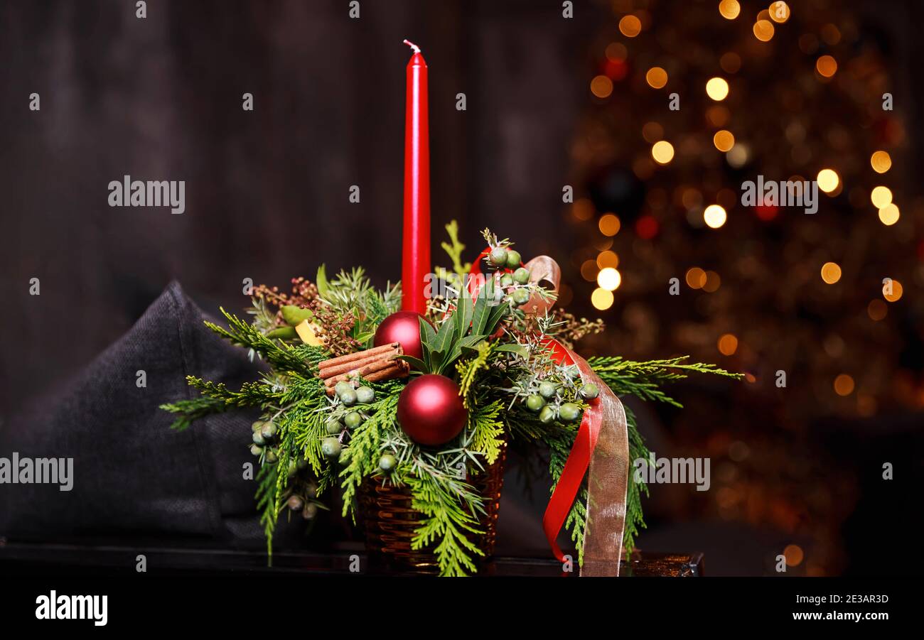 Urlaub Kerze Hintergrund von verschwommenen Lichtern, Bokeh. Gemütlichkeit und Stil Stockfoto