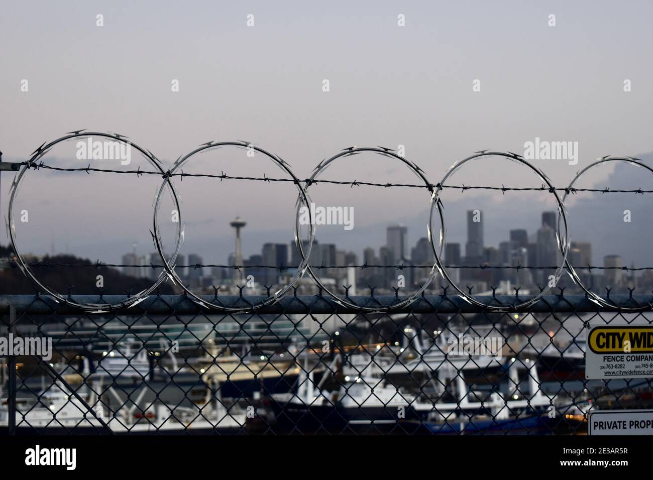 Skyline von Seattle, eingerahmt von Stacheldraht Stockfoto