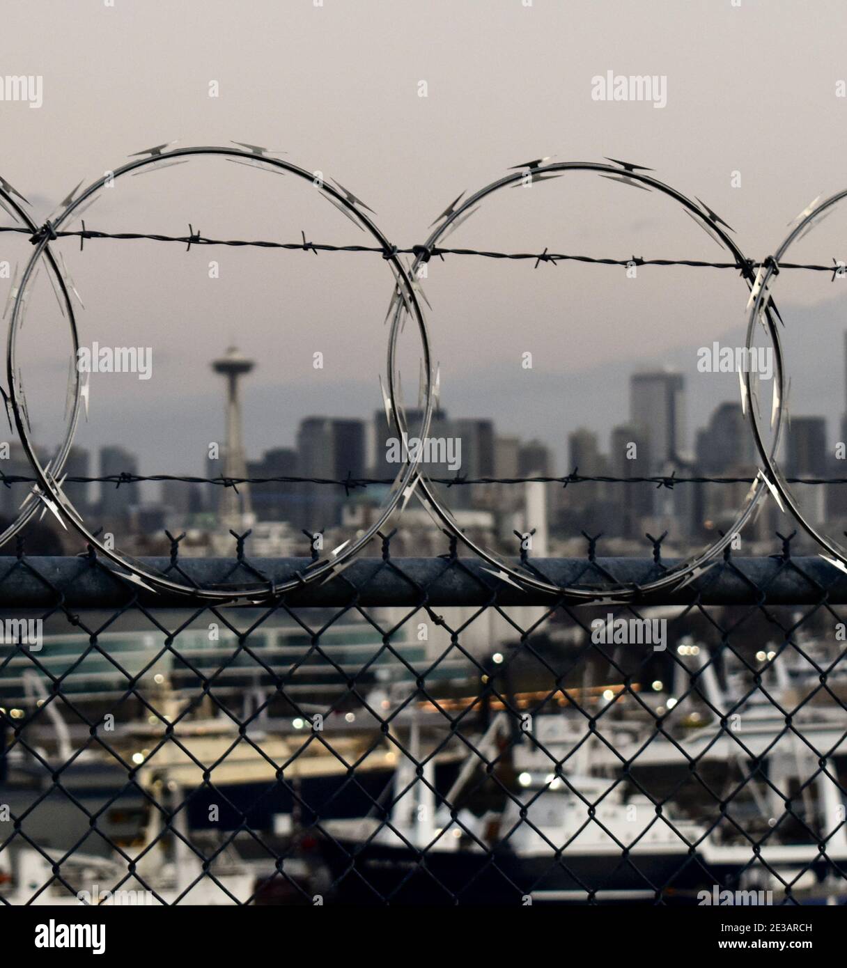 Space Nadel durch Stacheldraht in West seattle gerahmt Stockfoto