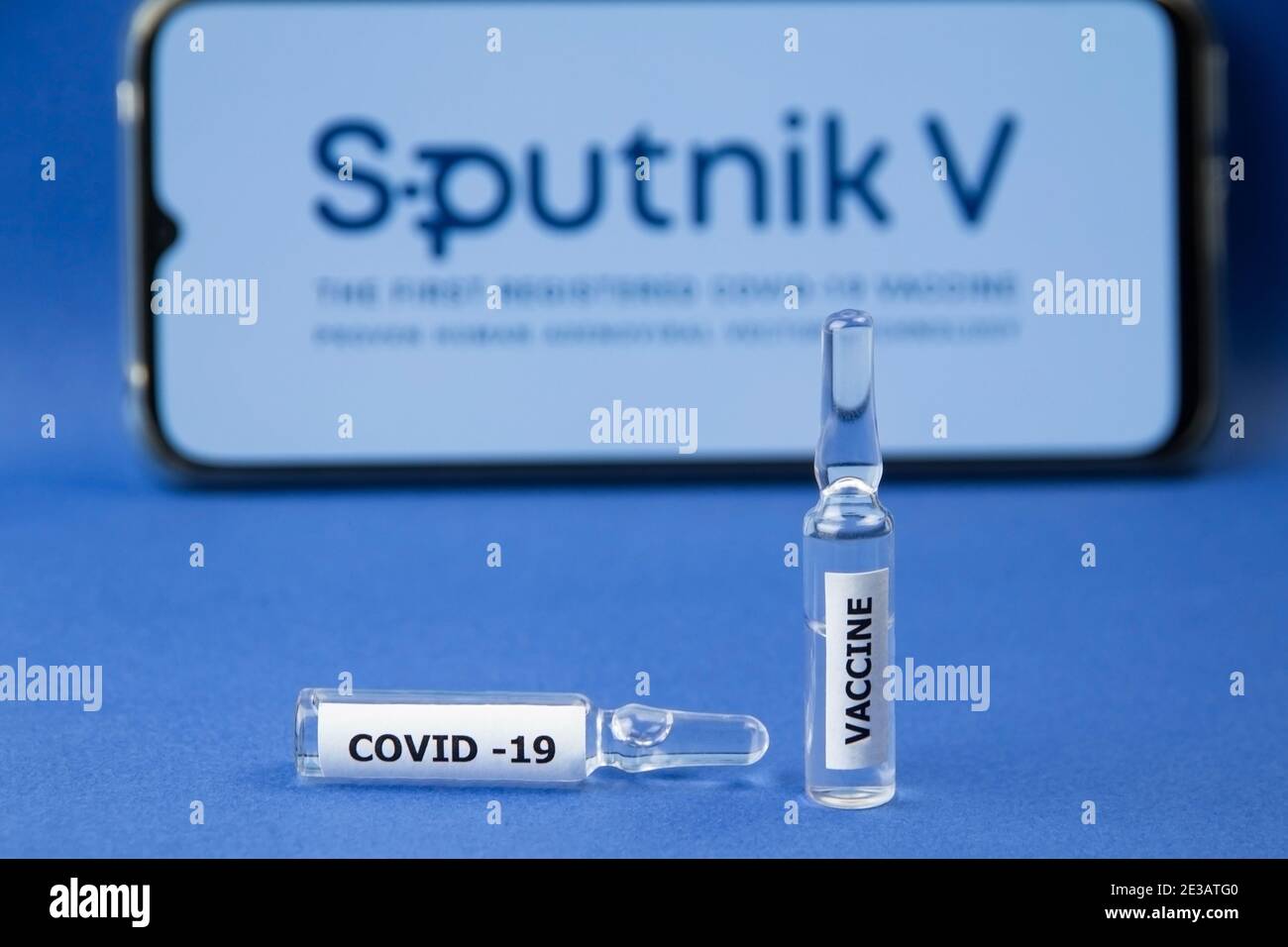 Krasnodar, Russland - 12. Januar 2021: Coronavirus-Impfstoff in Ampullen mit Sputnik V-Logo Hintergrund. Sputnik V produziert und vertreibt einen Impfstoff Stockfoto