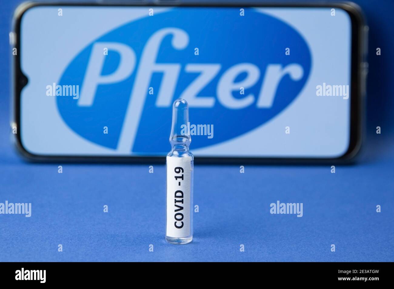 Krasnodar, Russland - 12. Januar 2021: COVID-2019 Impfampulle mit dem Pfizer-Logo. Pfizer ist ein Unternehmen, das einen Impfstoff für die Prävention produziert Stockfoto