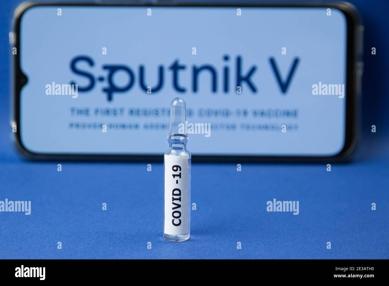Krasnodar, Russland - 12. Januar 2021: COVID-2019 Impfampulle mit Sputnik V-Logo. Sputnik V ist ein Unternehmen, das einen Impfstoff für die Preve produziert Stockfoto