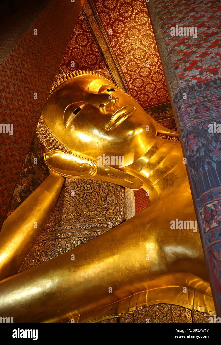 15 Meter hohe gigantische Reclining Buddha Bild des Wat Pho Temple Complex befindet sich im Phra Nakhon District, Bangkok, Thailand Stockfoto