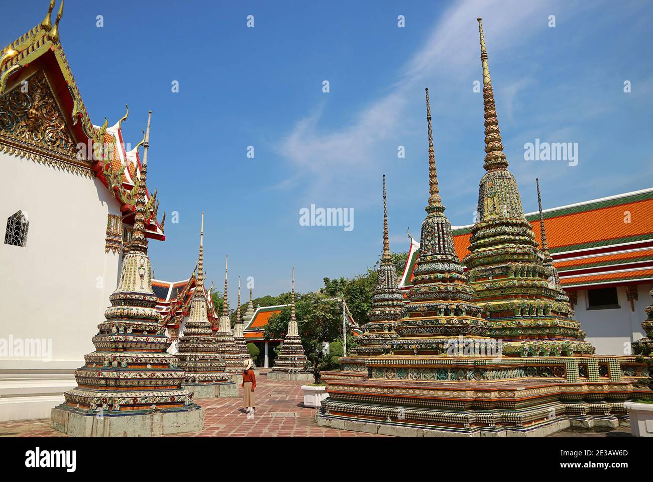 Weibliche Besuch Wat Pho oder Tempel des Reclining Buddha, befindet sich in Rattanakosin Insel, Bangkok, Thailand Stockfoto