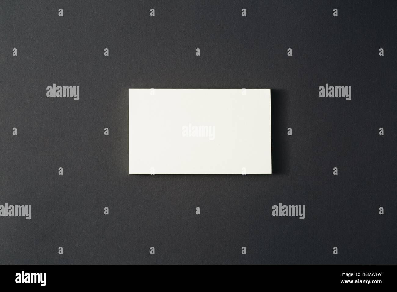 Ein weißes rechteckiges Blatt Papier liegt auf schwarzem Hintergrund. Stockfoto
