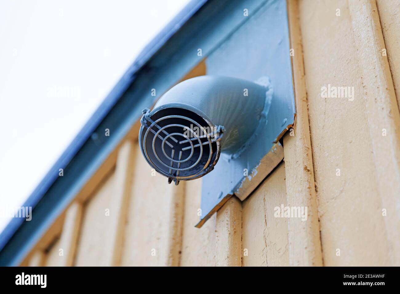 Ein kleiner Ventilator, der an der Hausfassade montiert ist Stockfoto