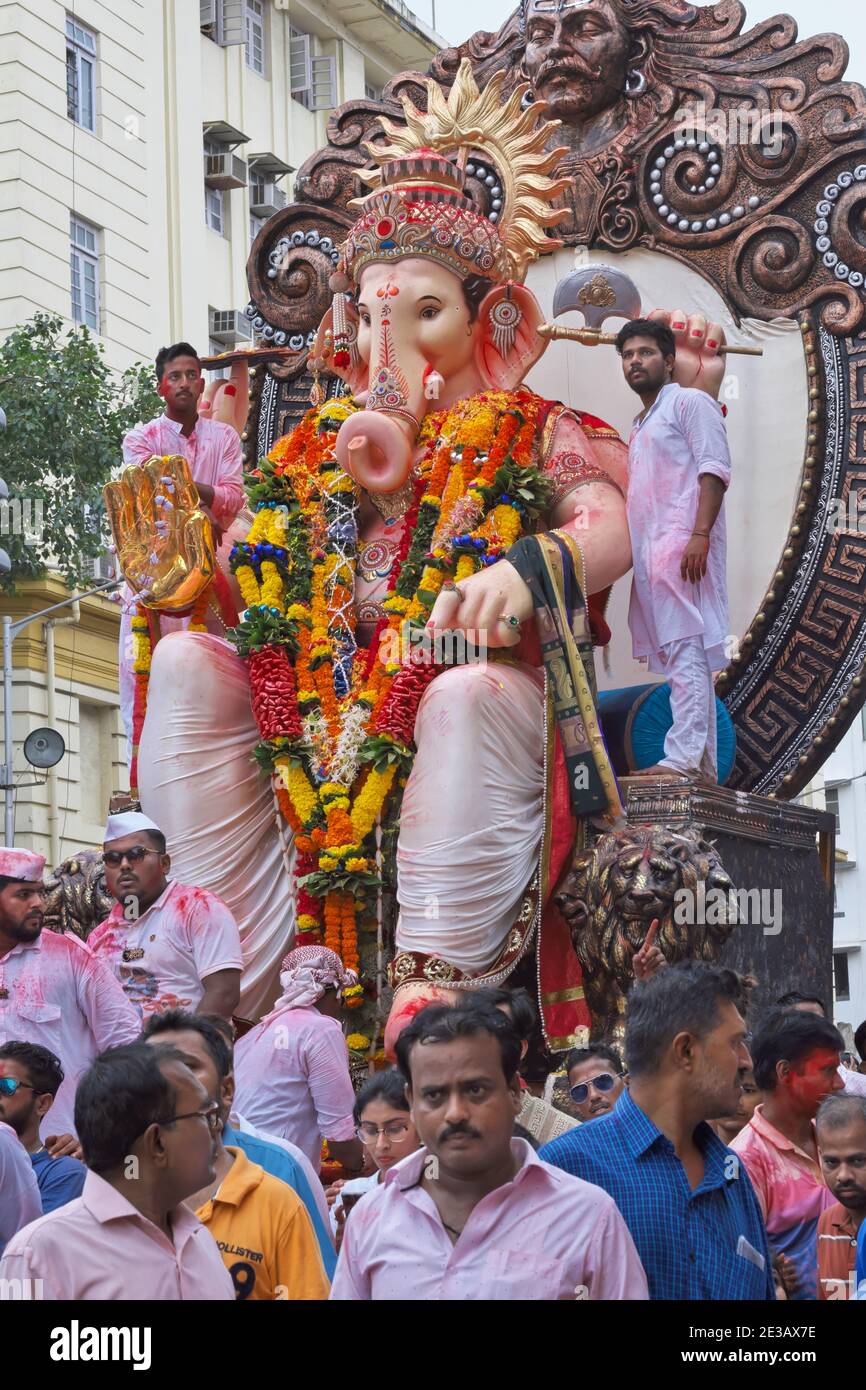 Ein Festwagen mit einer großen Statue des elefantengottes Ganesh (Ganesha / Ganpati), pariert für Ganesh Festival (Ganesh Chaturthi) in Mumbai, Maharashtra, Indien Stockfoto