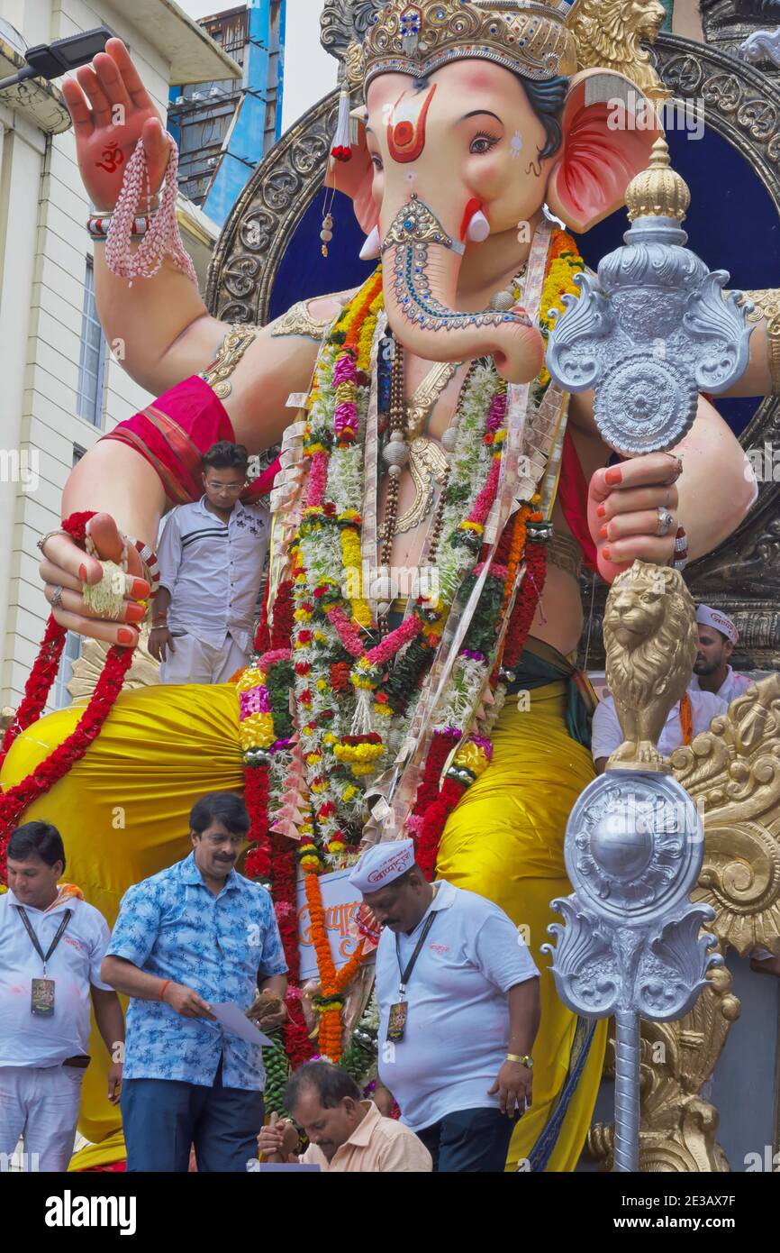 Ein Festwagen mit einer großen Statue des elefantengottes Ganesh (Ganesha / Ganpati), pariert für Ganesh Festival (Ganesh Chaturthi) in Mumbai, Maharashtra, Indien Stockfoto