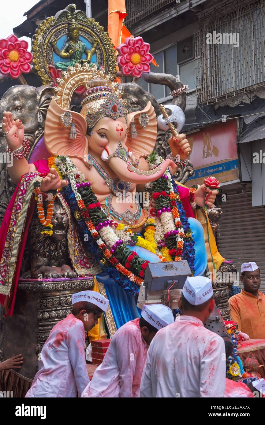 Ein Festwagen mit einer großen Statue des elefantengottes Ganesh (Ganesha / Ganpati), pariert für Ganesh Festival (Ganesh Chaturthi) in Mumbai, Maharashtra, Indien Stockfoto