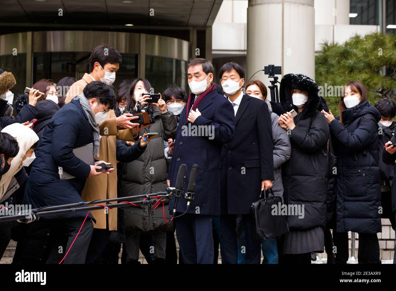 Seoul, Bucheon, Südkorea. Januar 2021. Ein Anwalt des Samsung-Vorsitzenden Lee Jae-yong verlässt das Oberste Gericht in Seoul am Montag, den 18. Januar 2021, nachdem das Gericht Lee zu 30 Monaten wegen Bestechungsvorwürfen verurteilt hatte, die mit der Regierung des ehemaligen Präsidenten Park Geun-hye im Zusammenhang stehen. Quelle: Jintak Han/ZUMA Wire/Alamy Live News Stockfoto