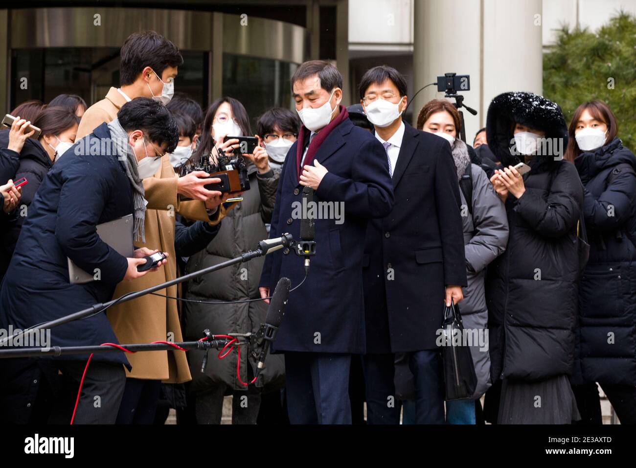 Seoul, Bucheon, Südkorea. Januar 2021. Ein Anwalt des Samsung-Vorsitzenden Lee Jae-yong verlässt das Oberste Gericht in Seoul am Montag, den 18. Januar 2021, nachdem das Gericht Lee zu 30 Monaten wegen Bestechungsvorwürfen verurteilt hatte, die mit der Regierung des ehemaligen Präsidenten Park Geun-hye im Zusammenhang stehen. Quelle: Jintak Han/ZUMA Wire/Alamy Live News Stockfoto