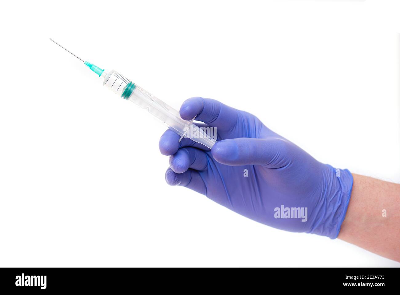 Männlicher Arzt hält Spritze mit Nadel, Impfstoff isoliert auf weiß Stockfoto