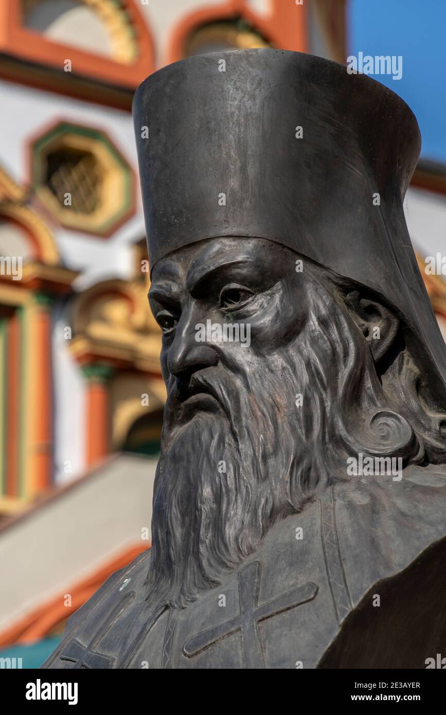 Bronzebüste des heiligen Bischofs Innokenty Veniaminov vor der Kathedrale von Epiphanie, Irkutsk. Stockfoto