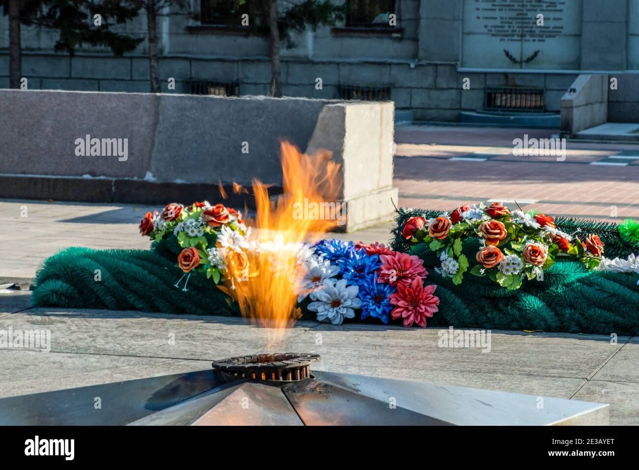 Die ewige Flamme am Denkmal für die Toten Sibirischen Soldaten des Zweiten Weltkriegs in Irkutsk. Stockfoto