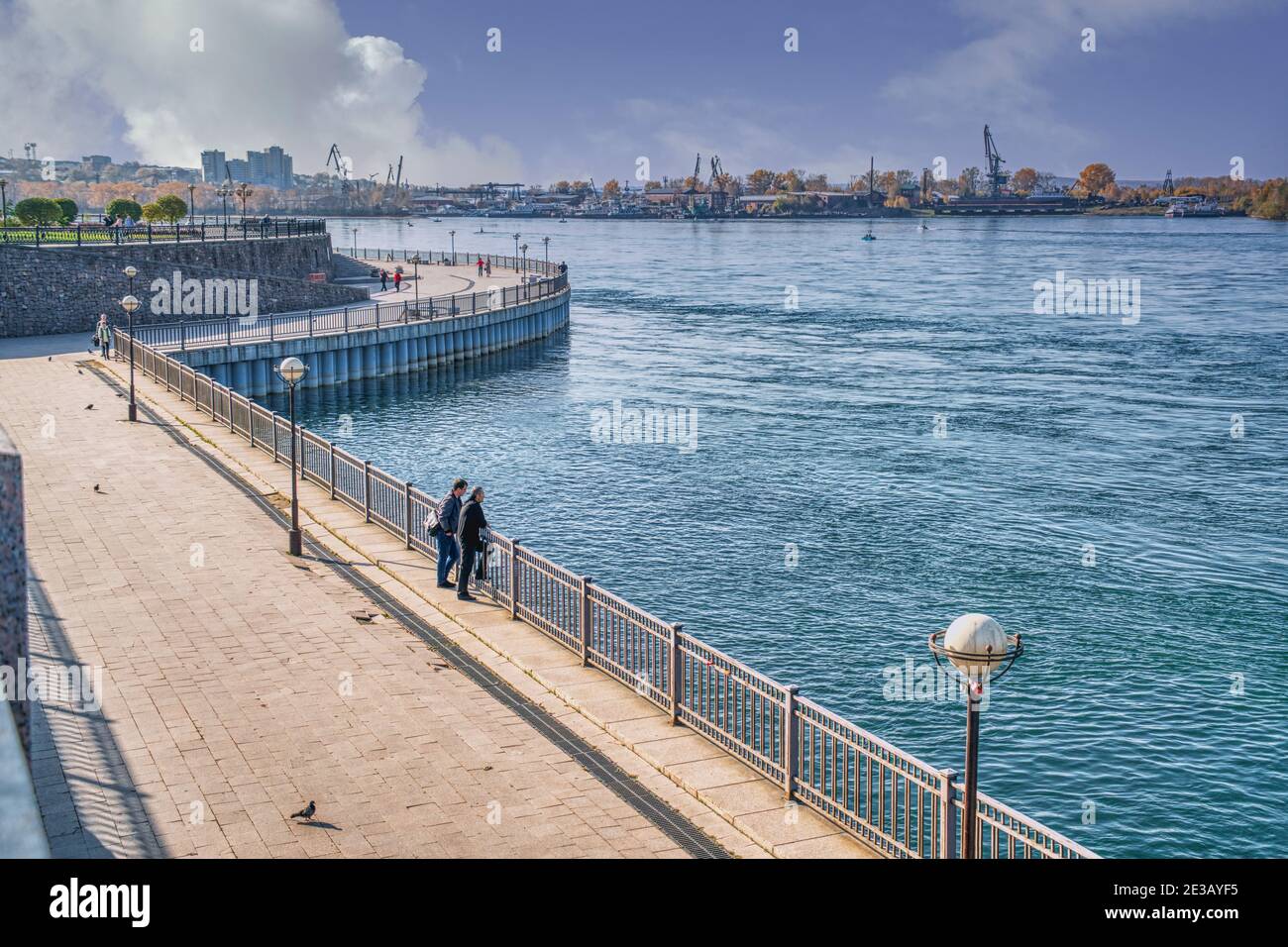 Die Promenade entlang des Flusses Irkut in Irkutsk. Stockfoto