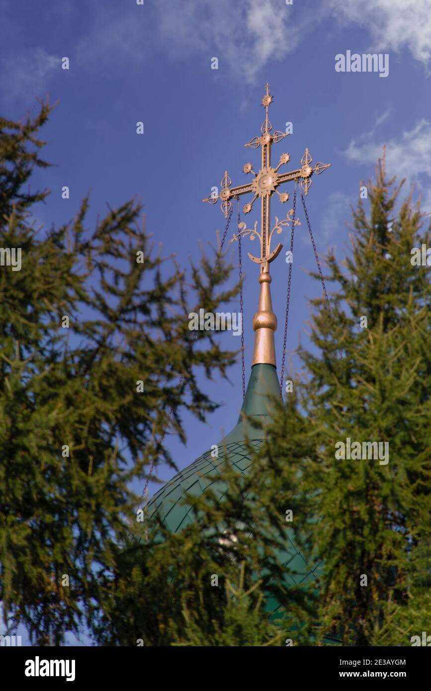 Kreuz auf dem Turm der russisch-orthodoxen Spasskaja-Kirche unseres Erlösers in Irkutsk. Stockfoto