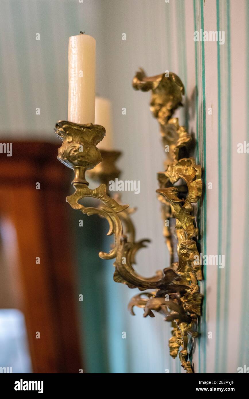 Kerzenwand Wandleuchte im Volkonsky Manor im Irkutsk Regional Historic Memorial Decembristors' Museum. Stockfoto