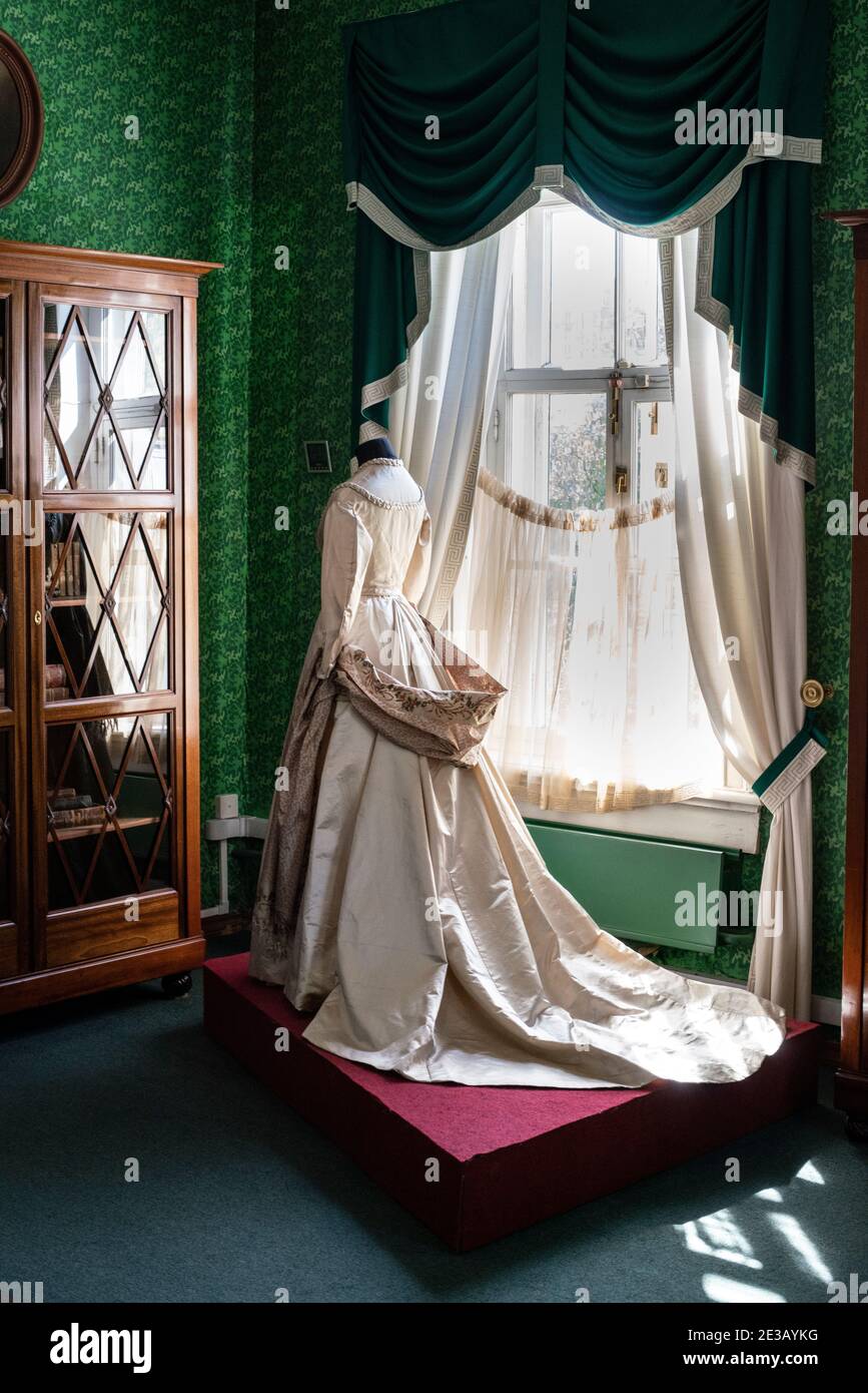 Ein Zeitkleid mit Zug wird vor a angezeigt Vorhaufenfenster auf dem Volkonsky Landgut im Irkutsk-Gebiet Historisches Denkmal Museum Der Dekabristen Stockfoto