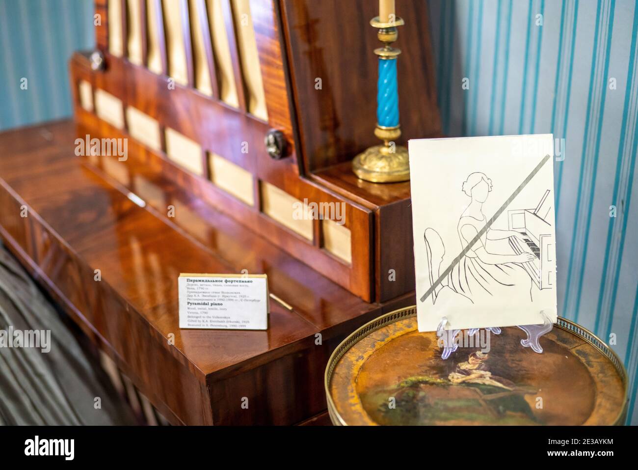 Ein Don't Play Schild vor einem Pyramical Piano im Volkonsky Manor im Irkutsk Regional Historic Memorial Decembrisss' Museum. Stockfoto
