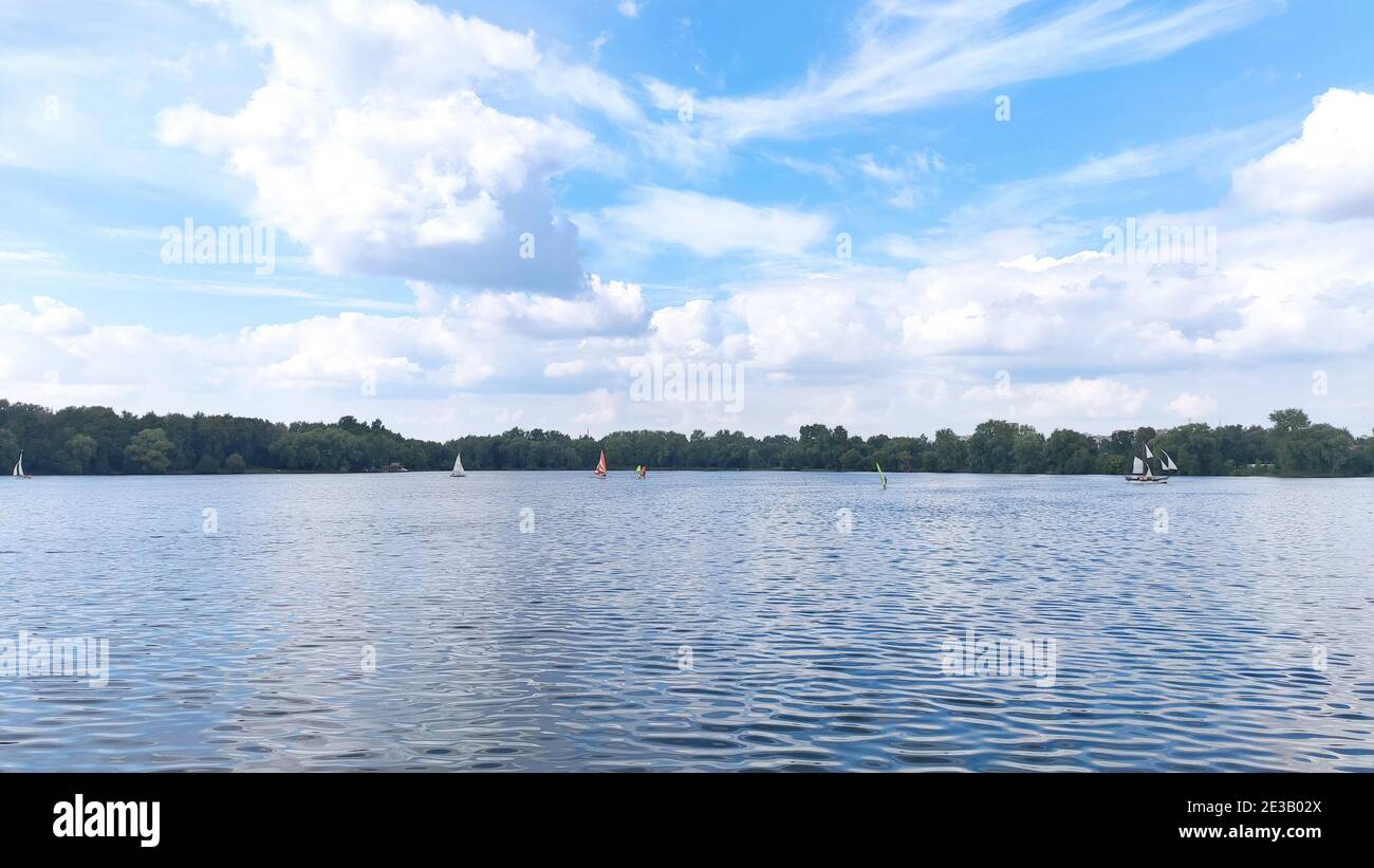 Mehrere Segelboote auf einem schönen blauen See. Stockfoto