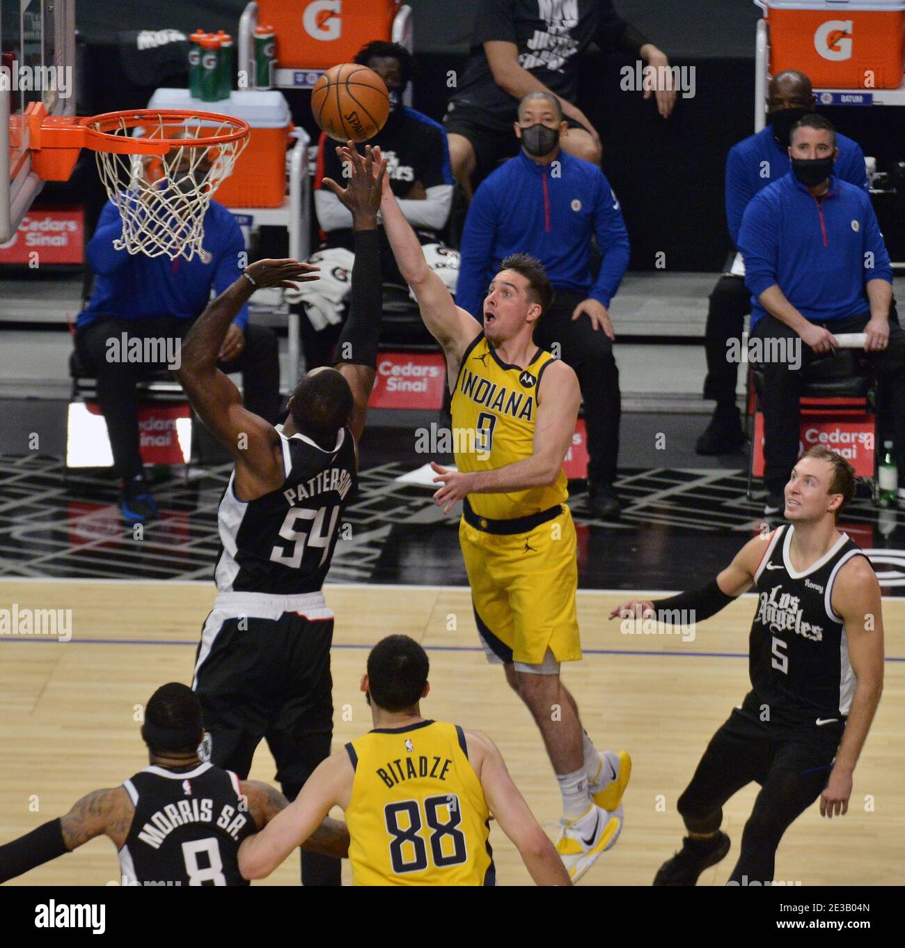 Los Angeles, Usa. Januar 2021. Indiana Pacers' Point Guard T.J. McConnell punktet am Sonntag, den 17. Januar 2021, im Staples Center in Los Angeles vor Patrick Patterson von Los Angeles Clippers im vierten Quartal. Die Clippers besiegten die kurzhändigen Pacers 129-96. Foto von Jim Ruymen/UPI Kredit: UPI/Alamy Live Nachrichten Stockfoto