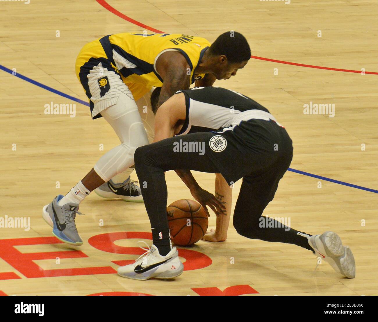 Los Angeles, Usa. Januar 2021. Indiana Pacers' Guard Justin Holliday (5) stiehlt den Ball von Los Angeles Clippers' Guard Amir Coffey während des vierten Quartals im Staples Center in Los Angeles am Sonntag, 17. Januar 2021. Die Clippers besiegten die kurzhändigen Pacers 129-96. Foto von Jim Ruymen/UPI Kredit: UPI/Alamy Live Nachrichten Stockfoto