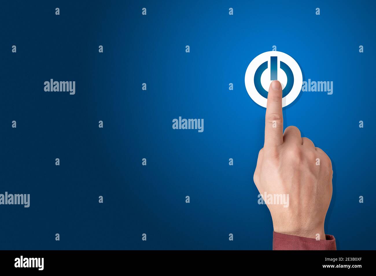 Hand des Geschäftsmannes, der die ein-/aus-Taste drückt. Start-up-Geschäftskonzept. Man Power-up-Konzept. Ein-/Ausschalter des Armes drücken. Blauer Hintergrund, kopieren Sie den SPAC Stockfoto