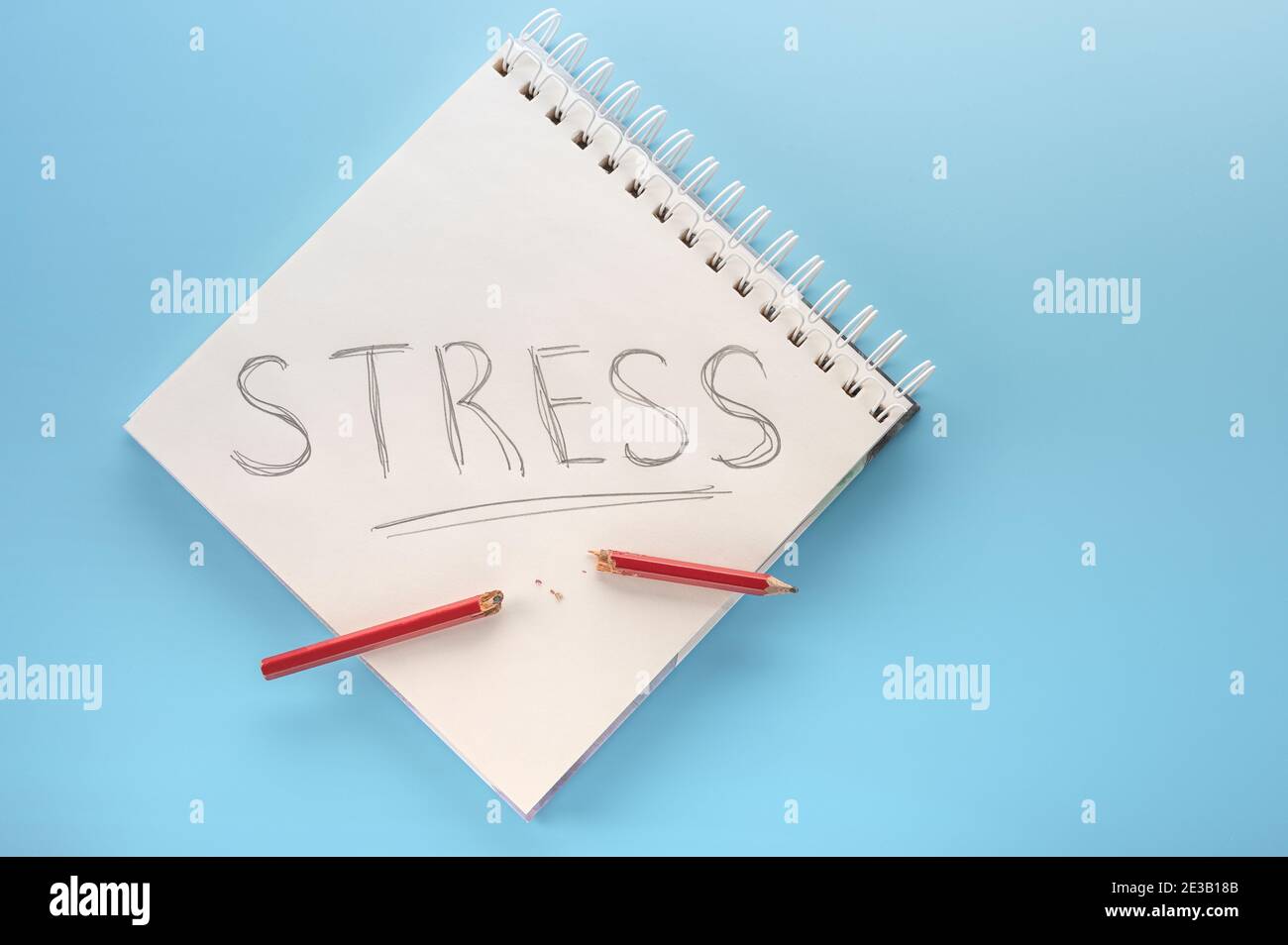 Stressabbau Konzept. Notizblock mit Wort Stress und gebrochenen Bleistift im Falle eines Panikangriffs. Stresskonzept reduzieren. Platz kopieren Stockfoto