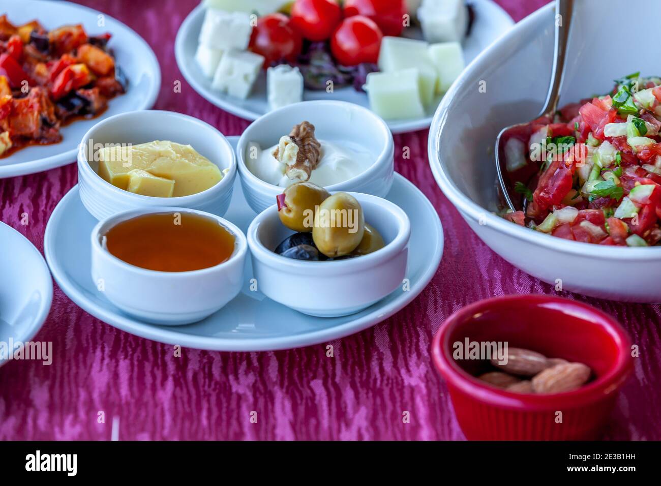 Iftar, bezieht sich auf das Abendessen, wenn Muslime brechen ihr Fasten zur Zeit des Sonnenuntergangs. Die Mahlzeiten am Anfang von Iftar in heißen: Iftariyelik. Stockfoto