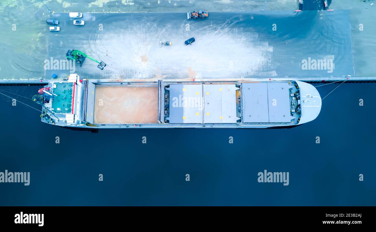 Bulk-Carrier-Schiff am Hafen laden Getreide in offene Laderäume. Stockfoto