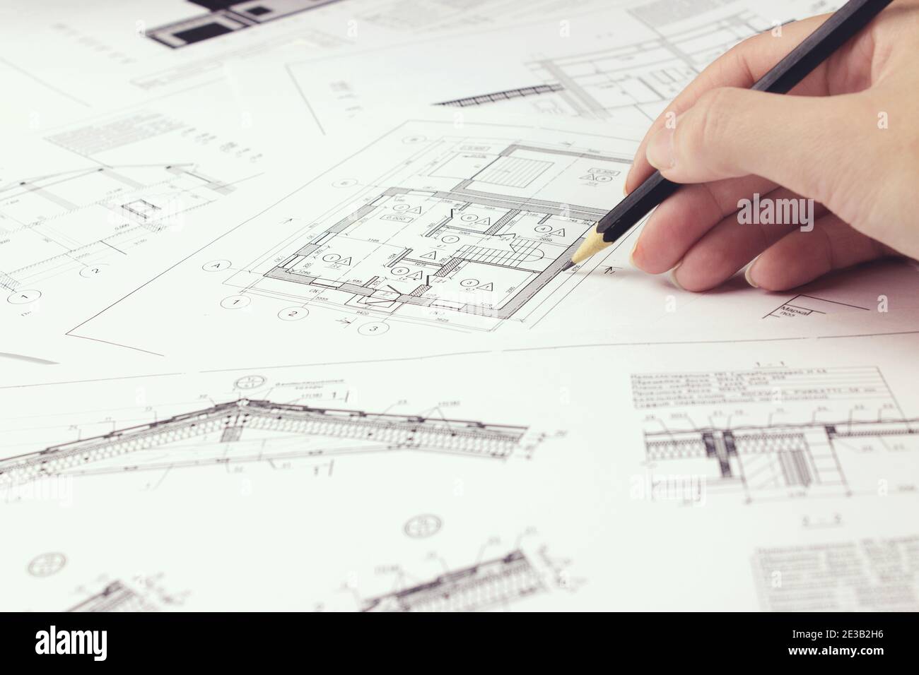 Ein Architekt Ingenieur erstellt eine Arbeitszeichnung Skizze für den Bau eines Hauses Gebäude. Architekturdesign Projekte Konzept. Ingenieurwesen und Architekt Stockfoto